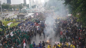 INDONESIA GELAP: MAHASISWA TURUN KE JALAN MENGGEBRAK KEBIJAKAN PEMERINTAH